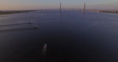 Charleston Ravanel Köprüsü, şehir merkezinde.