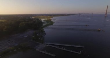 Güneş doğarken Charleston yakınlarındaki kıyı sulak alanları.