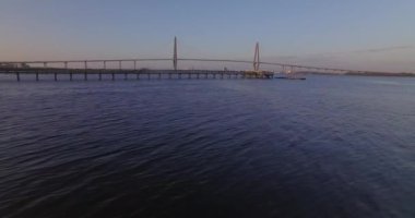 Charleston Ravanel Köprüsü, şehir merkezinde.