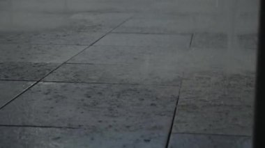 Şehirdeki bir çeşme sabahın erken saatlerinde yere düşer.