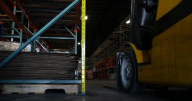 Önünde forklift olan bir sanayi deposu.