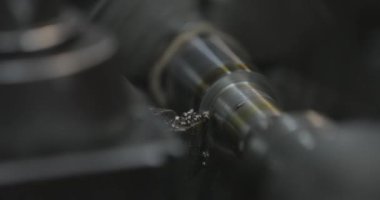Bir fabrikada dönen ve metal parçası yapan makine aracı