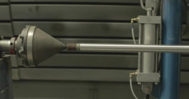 Kumlama makinesi bir hidrolik fabrikasında HVOF kaplama işleminden sonra bir silindiri krom kaplama işlemi için pürüzsüz hale getirir