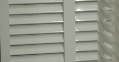 Bir fabrikadaki pencere panjurlarının ayrıntıları