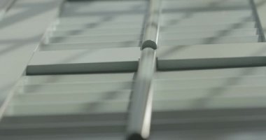 Bir evdeki camlı pencerelerin ayrıntıları