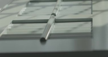 Bir evdeki camlı pencerelerin ayrıntıları