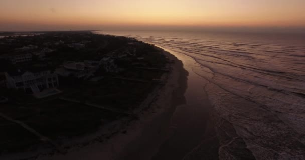 Vzduch Oceánských Vln Ostrovní Pláži Při Východu Slunce — Stock video
