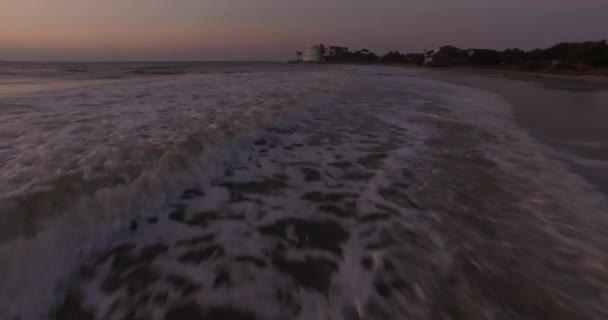 Oceánské Vlny Pláži Úsvitu Luxusním Domem — Stock video