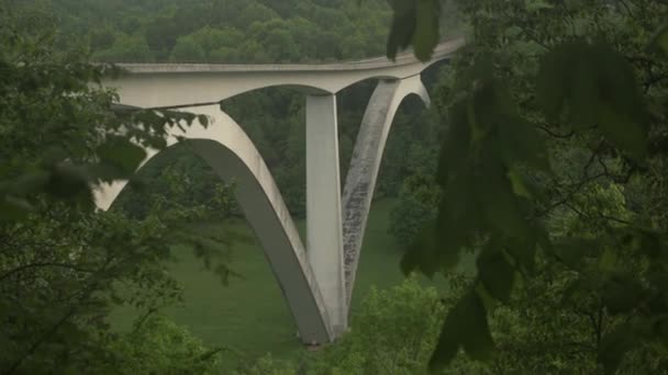 Die Natchez Trace Parkway Bridge Tennessee Mit Doppelbögen Über Einem — Stockvideo