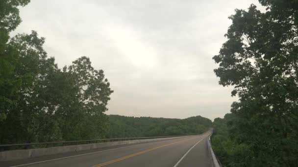 テネシーの森に囲まれたナチェズ トレース パークウェイ橋を渡る道路 — ストック動画