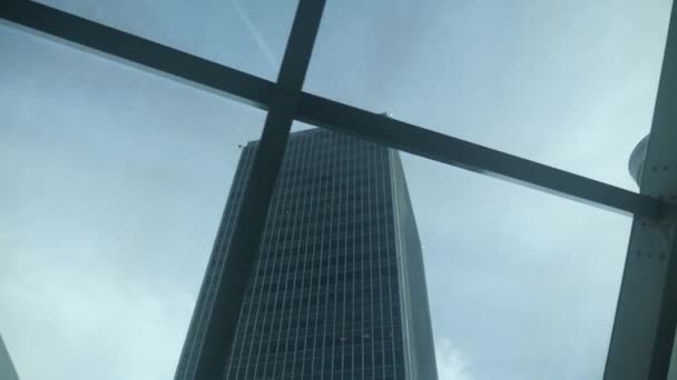 Modern Felhőkarcolók Amelyek Egy Üveghíd Belsejéből Néznek — Stock videók