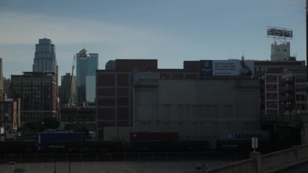 Skyline Von Kansas City Mit Einem Vorbeifahrenden Güterzug — Stockvideo