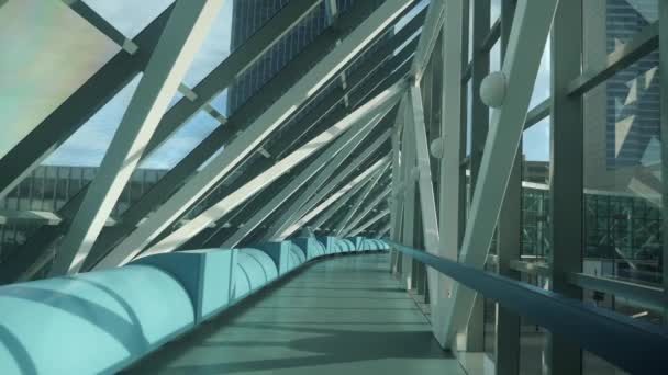 都市の通りを行くガラスに囲まれた空の橋の中を歩く景色 — ストック動画