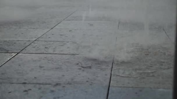 一个城市的水泉一大早就喷到了地上 — 图库视频影像