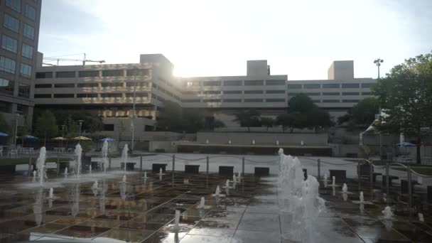 Fuente Agua Una Ciudad Brota Durante Amanecer Luz Mañana — Vídeos de Stock