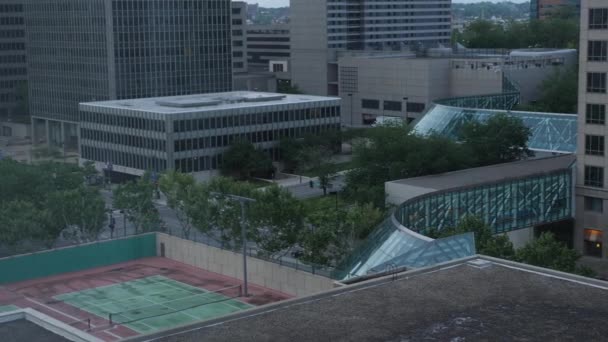 Städtische Gebäude Und Eine Skybridge Einer Modernen Stadt Morgengrauen — Stockvideo