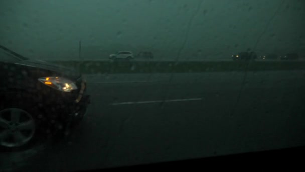 在大雨下的黑暗雷雨中 从开车的汽车里往外看 — 图库视频影像