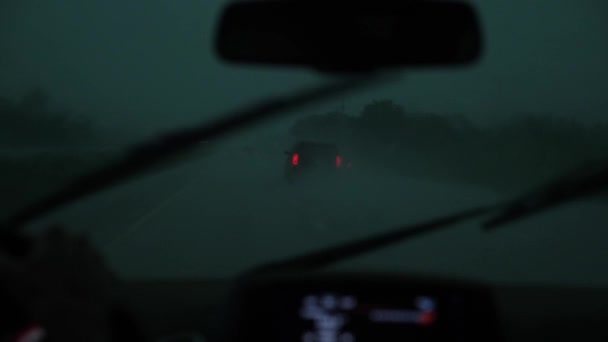 Mengemudi Mobil Dalam Badai Yang Sangat Gelap Dengan Hujan Deras — Stok Video