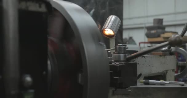 Bir Fabrikada Dönen Metal Parçası Yapan Makine Aracı — Stok video