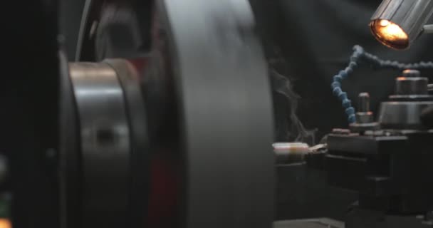 Machine Outil Tournant Faisant Une Pièce Métallique Dans Une Usine — Video