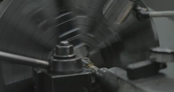 Вращение Станка Изготовление Металлической Детали Заводе — стоковое видео