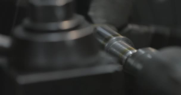 Máquina Ferramenta Girando Fazendo Uma Peça Metal Uma Fábrica — Vídeo de Stock