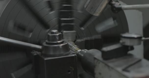 机床在工厂中旋转和制造金属零件 — 图库视频影像