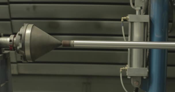 油圧工場でのHvofコーティングプロセスの後のクロム仕上げにシリンダーを滑らかにするサンディングマシン — ストック動画