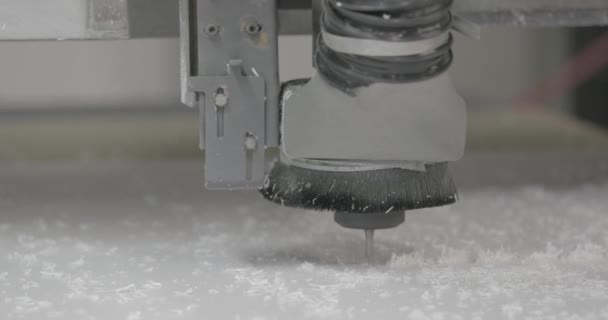 工場内の複合材料の一部で自動切断機のドリル — ストック動画