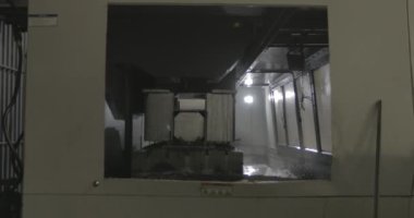 İçinde çelik parçaları olan bir fabrikada CNC makinesi.