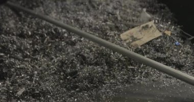 Bir fabrikadaki CNC makinesinin içindeki metal talaşları.