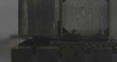 CNC makinesi bir fabrikada bir metal parçasını deliyor.