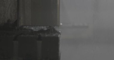 İçinde çelik parçaları olan bir fabrikada CNC makinesi.