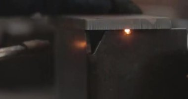 Metal gibi uçuşan kıvılcımların ayrıntıları