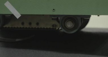 Büyük bir zımpara kağıdı fabrikada montaj bandından aşağı kayıyor.