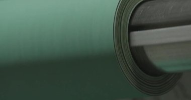 Büyük bir zımpara kağıdı fabrikada yapılır.