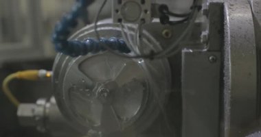 Çelik parçası bir fabrikadaki otomatik CNC makinesinde üretiliyor.