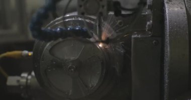 Çelik parçası bir fabrikadaki otomatik CNC makinesinde üretiliyor.