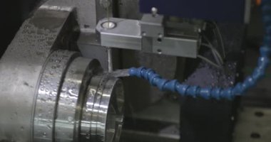 Çelik parçası bir fabrikadaki otomatik CNC makinesinde üretiliyor.