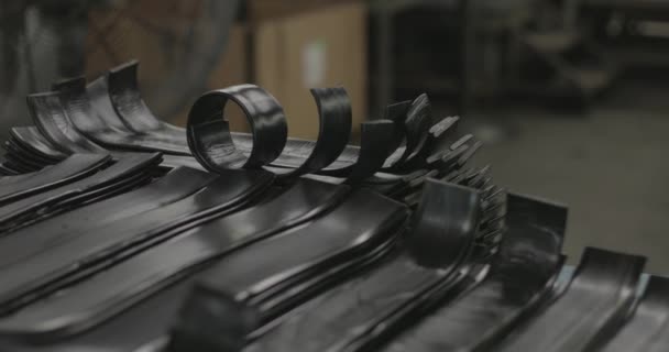 Μαξιλάρια Από Ελαστικό Υλικό Κάθονται Ένα Εργοστάσιο Έτοιμα Κατασκευαστούν — Αρχείο Βίντεο