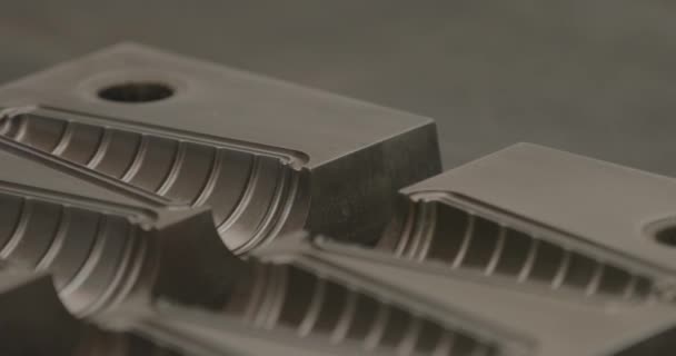 Bir Fabrikada Lastiği Parçalara Ayırmak Için Metal Ölür — Stok video