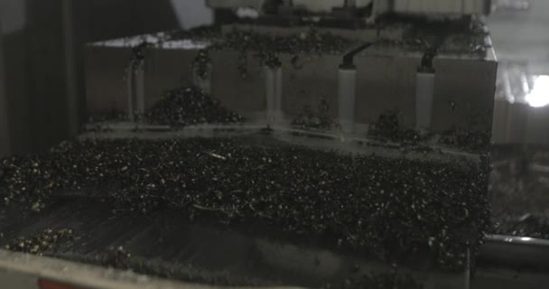 工厂数控机床内的金属碎屑堆 — 图库视频影像