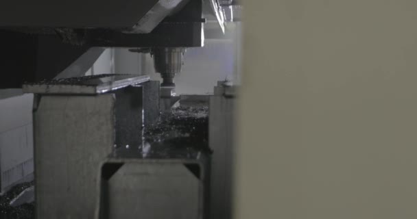 Cnc Maskin Fabrik Med Ståldelar Inuti — Stockvideo