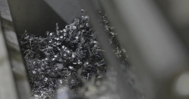 Bir Fabrikadaki Cnc Makinesinin Içindeki Metal Talaşları — Stok video