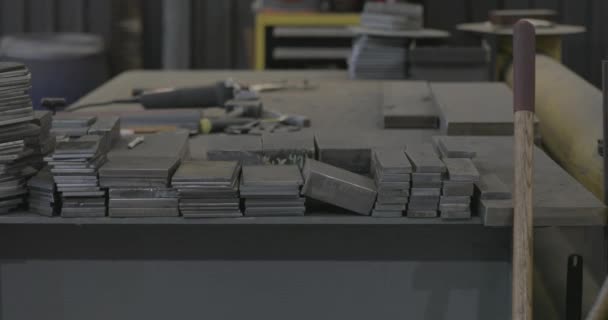 即将制造的工厂中的钢片 — 图库视频影像