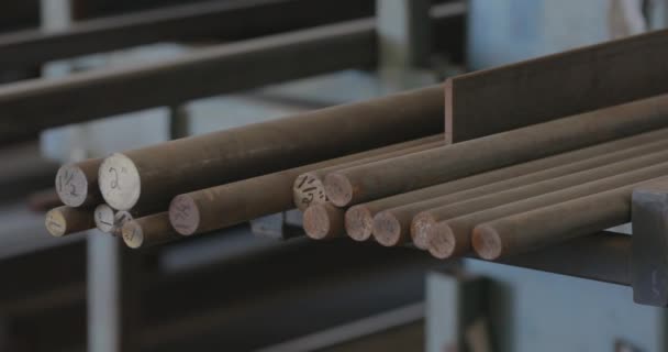 Stahlstäbe Sitzen Auf Einem Gestell Einer Fabrik Die Einzelteile Zerlegt — Stockvideo