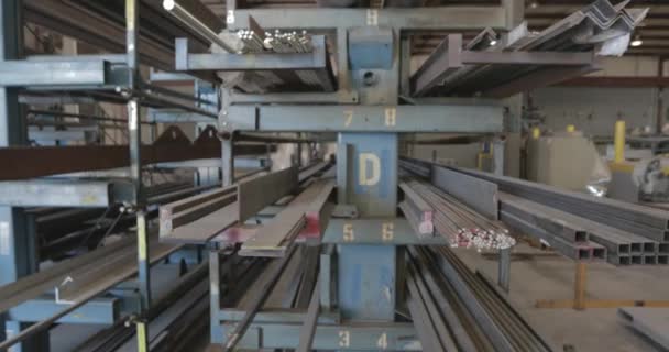 Staven Van Staal Zitten Een Rek Een Fabriek Worden Vervaardigd — Stockvideo
