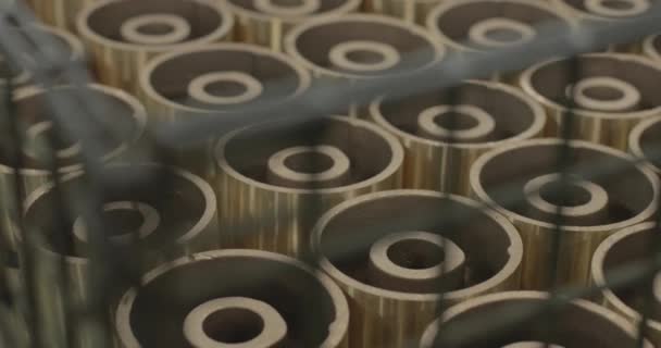 Szivattyúk Gyártásához Használt Rézhengeres Alkatrészek Egy Ládában Vannak Gyárban — Stock videók