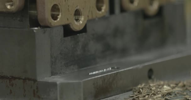 制泵用的黄铜零件装在工厂的夹子里 — 图库视频影像