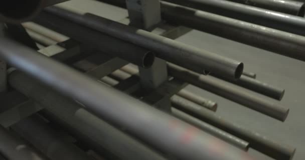 钢棒放在工厂的机架上 用来制造零件 — 图库视频影像